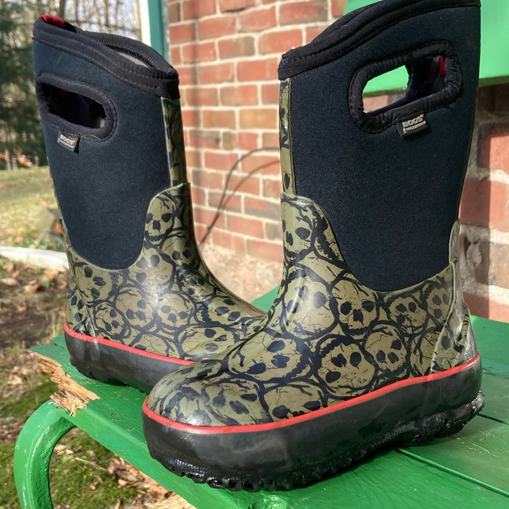 Bogs winter boots with skulls size 10